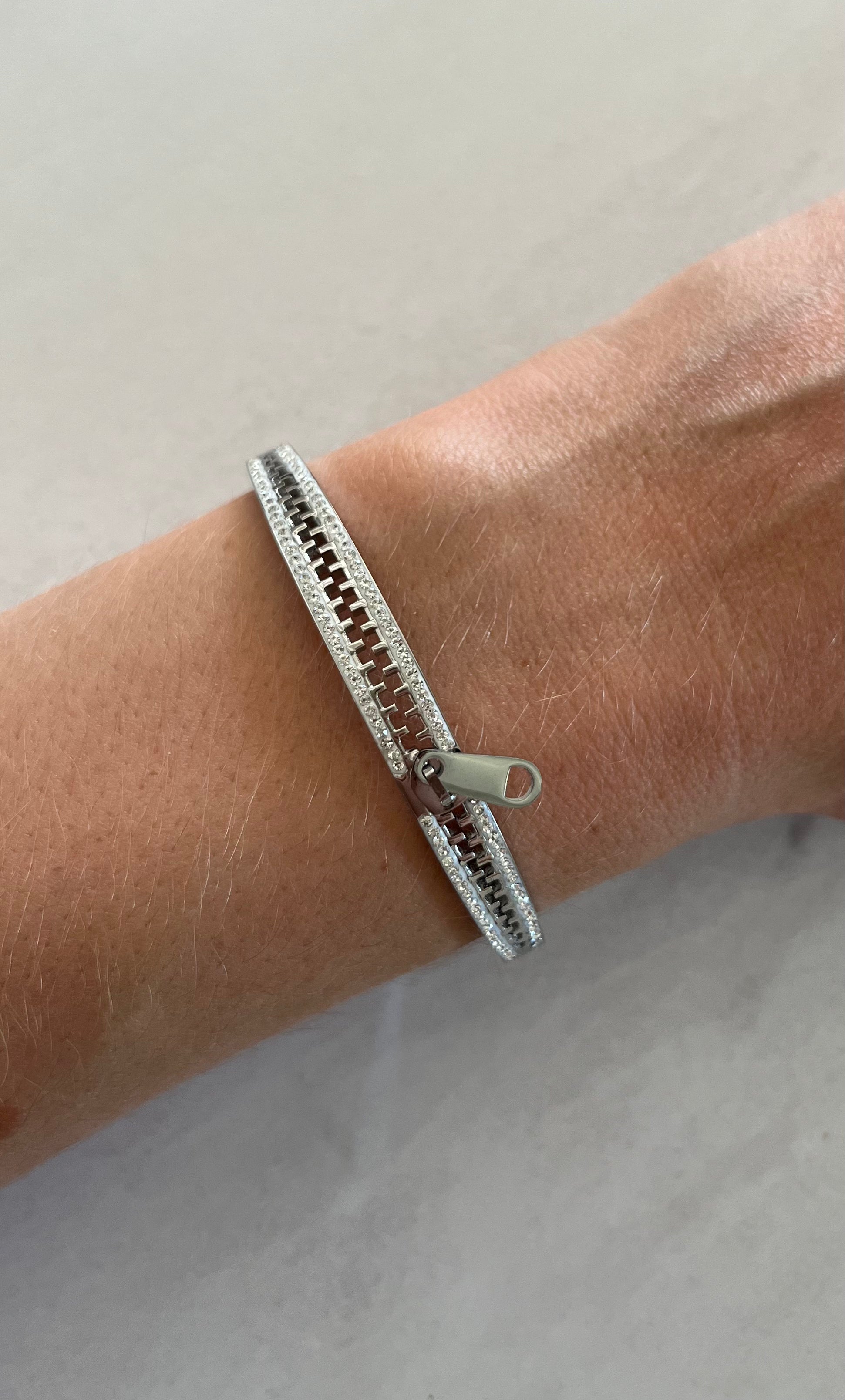 Bracelet acier rigide articulé avec fermeture éclair résine et strass - Olyci Bijoux