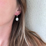 Boucles d'oreilles acier avec pendant cercle imitation nacre et strass blancs