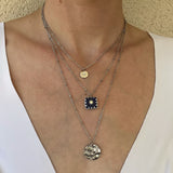 Collier acier trois rangs deux pendentifs ronds et un carré bleu