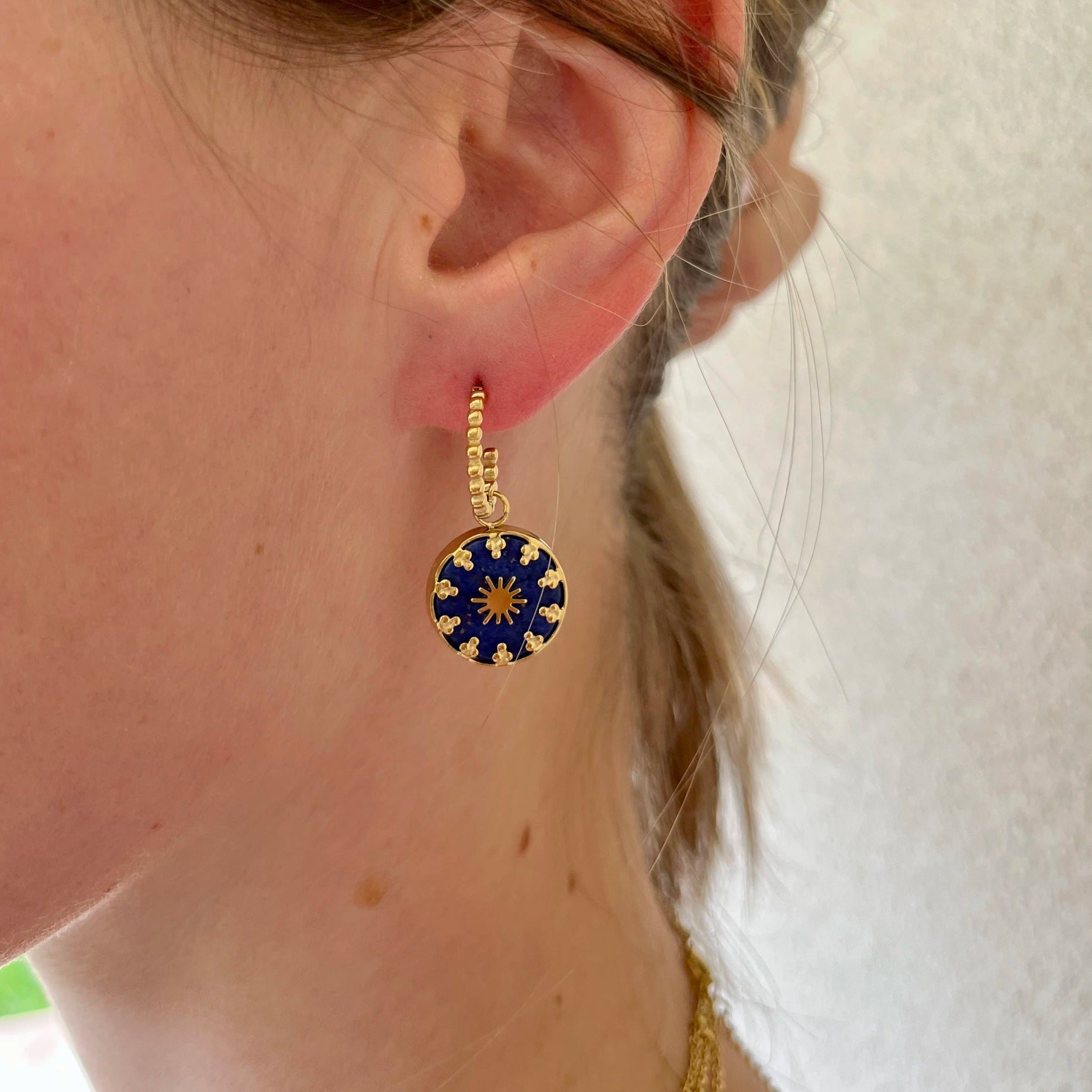 Boucles d'oreilles acier, petite créole et boule avec pampille bleue - Olyci Bijoux