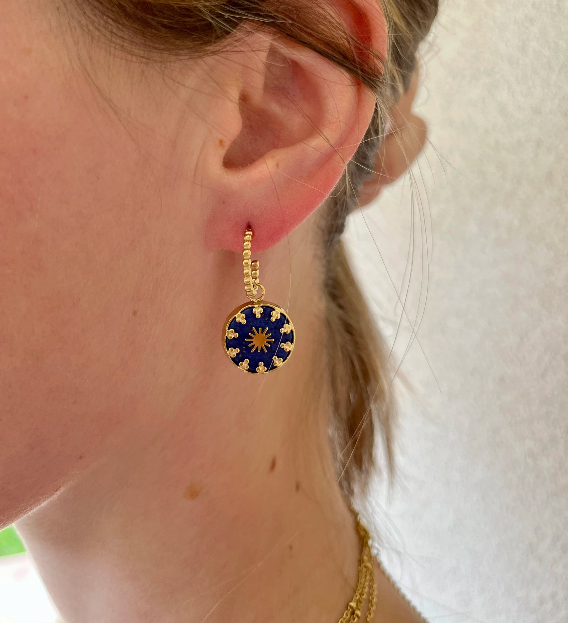 Boucles d'oreilles acier, petite créole et boule avec pampille bleue - Olyci Bijoux